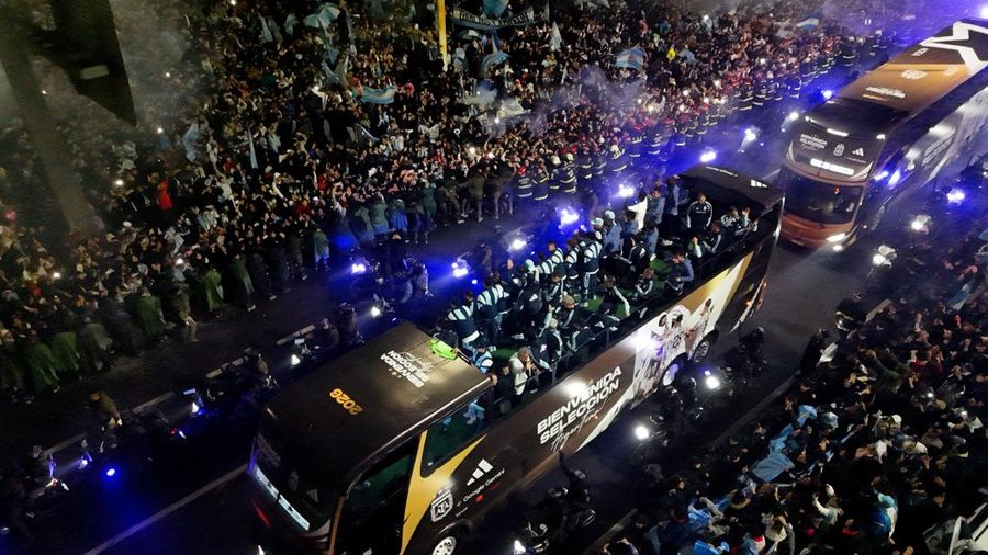 Tampak dari udara para pemain Argentina disambut ribuan suporter saat tiba di Buenos Aires setelah kalah dari Spanyol pada final Piala Dunia FIFA 2026, Senin (20/7/2026).  (REUTERS/Matias Baglietto)
