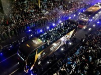 Tampak dari udara para pemain Argentina disambut ribuan suporter saat tiba di Buenos Aires setelah kalah dari Spanyol pada final Piala Dunia FIFA 2026, Senin (20/7/2026).  (REUTERS/Matias Baglietto)