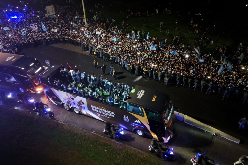 Tampak dari udara para pemain Argentina disambut ribuan suporter saat tiba di Buenos Aires setelah kalah dari Spanyol pada final Piala Dunia FIFA 2026, Senin (20/7/2026).  (REUTERS/Matias Baglietto)