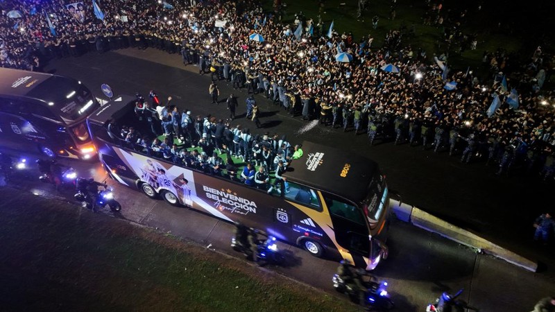 Tampak dari udara rombongan pemain Argentina tiba di Buenos Aires setelah kalah dari Spanyol pada final Piala Dunia FIFA 2026, Senin (20/7/2026).