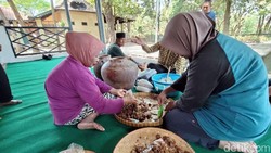 Tradisi Bekasem Keraton Kasepuhan, Ikan Disimpan di Guci Selama Sebulan