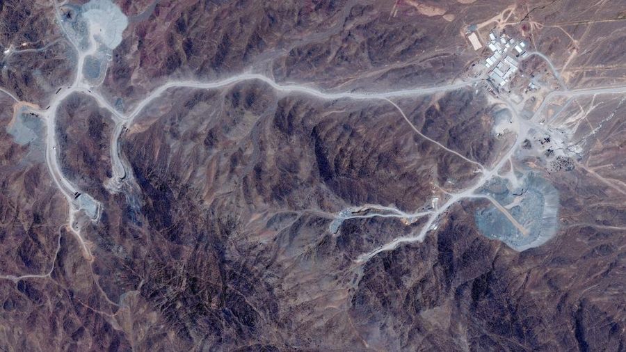 Citra satelit menunjukkan pintu masuk terowongan di Gunung Pickaxe, fasilitas nuklir Natanz, dekat Natanz, Iran, 30 Juni 2026. (Vantor/Handout via REUTERS)