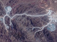Citra satelit menunjukkan pintu masuk terowongan di Gunung Pickaxe, fasilitas nuklir Natanz, dekat Natanz, Iran, 30 Juni 2026. (Vantor/Handout via REUTERS)