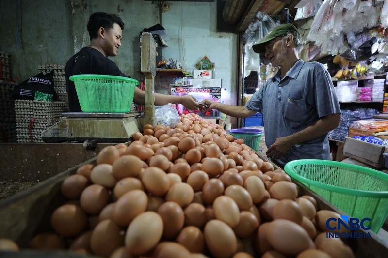 Harga telur ayam di Pasar Tradisional di Pasar Kebayoran Lama, Jakarta kembali mengalami kenaikan setelah masa libur sekolah berakhir, Rabu (22/7/2026). (CNBC Indonesia/Tri Susilo)