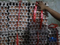 Harga telur ayam di Pasar Tradisional di Pasar Kebayoran Lama, Jakarta kembali mengalami kenaikan setelah masa libur sekolah berakhir, Rabu (22/7/2026). (CNBC Indonesia/Tri Susilo)