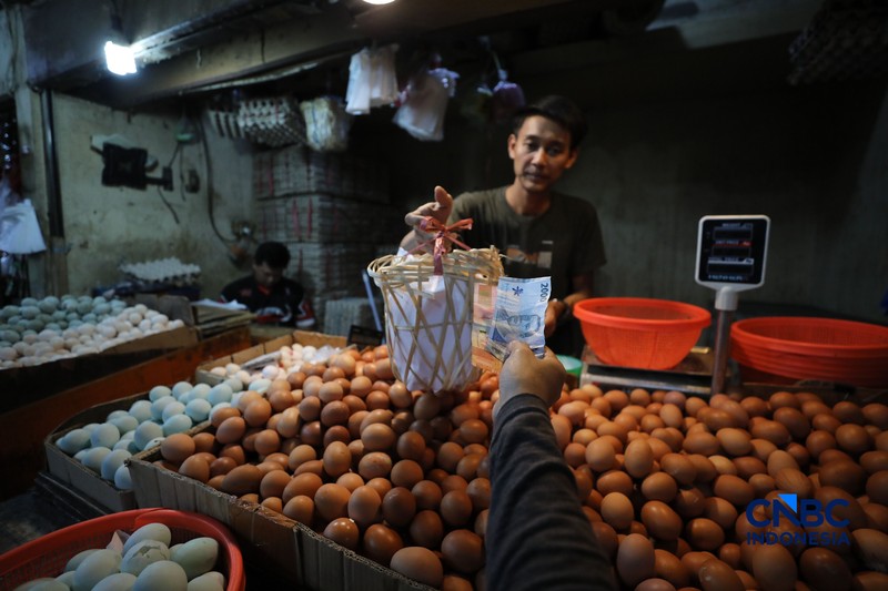 Harga telur ayam di Pasar Tradisional di Pasar Kebayoran Lama, Jakarta kembali mengalami kenaikan setelah masa libur sekolah berakhir, Rabu (22/7/2026). (CNBC Indonesia/Tri Susilo)