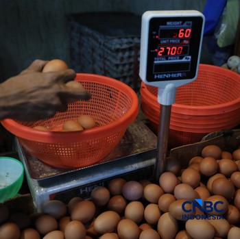Harga telur ayam di Pasar Tradisional di Pasar Kebayoran Lama, Jakarta kembali mengalami kenaikan setelah masa libur sekolah berakhir, Rabu (22/7/2026). (CNBC Indonesia/Tri Susilo)
