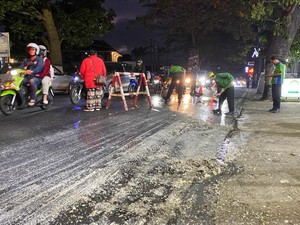 8 Pemotor Jatuh Usai Muatan Tahu Tercecer di Jalanan Kota Batu