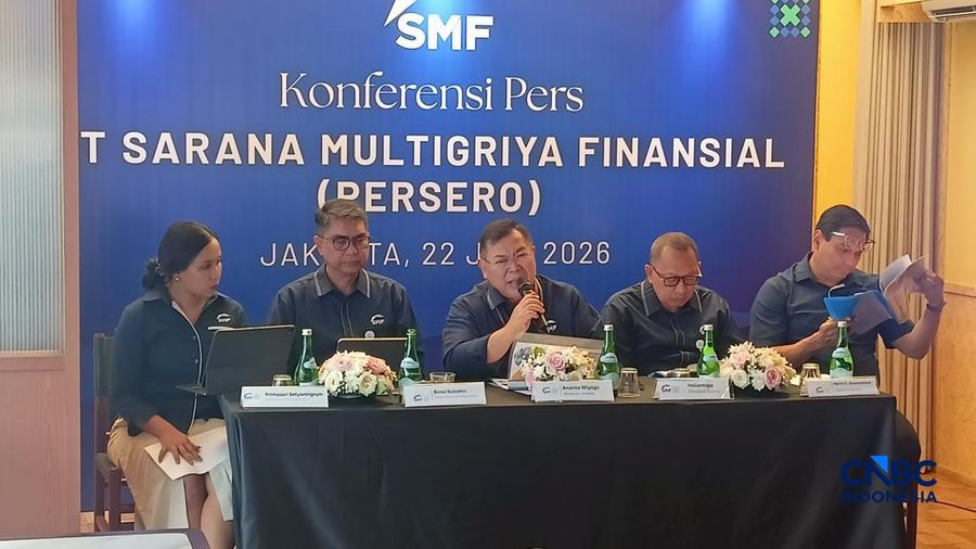 (dari kiri ke kanan) Primasari Setyaningrum, Sekretaris Perusahaan PT SMF (Persero), Bonai Subiakto, Direktur Keuangan dan Manajemen Risiko PT SMF (Persero), Ananta Wiyogo, Direktur Utama PT SMF (Persero), Heliantopo, Direktur Bisnis PT SMF (