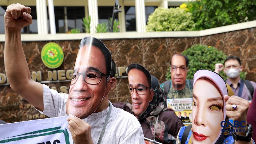 Lender DSI menggelar aksi damai di depan Pengadilan Negeri Depok sejak pagi sebelum persidangan dimulai. Mereka membawa berbagai spanduk dan poster berisi tuntutan agar proses hukum berjalan transparan serta memberikan kepastian bagi para korban, Rabu (22/7/2026). (CNBC Indonesia/Muhammad Sabki)