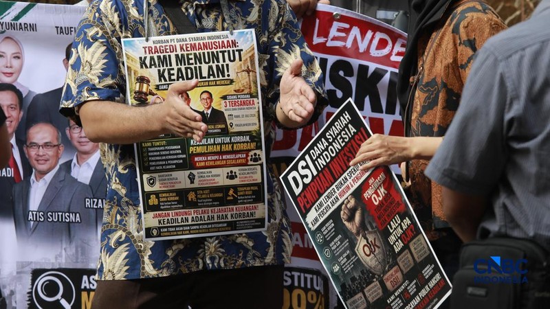 Lender DSI menggelar aksi damai di depan Pengadilan Negeri Depok sejak pagi sebelum persidangan dimulai. Mereka membawa berbagai spanduk dan poster berisi tuntutan agar proses hukum berjalan transparan serta memberikan kepastian bagi para korban, Rabu (22/7/2026). (CNBC Indonesia/Muhammad Sabki)