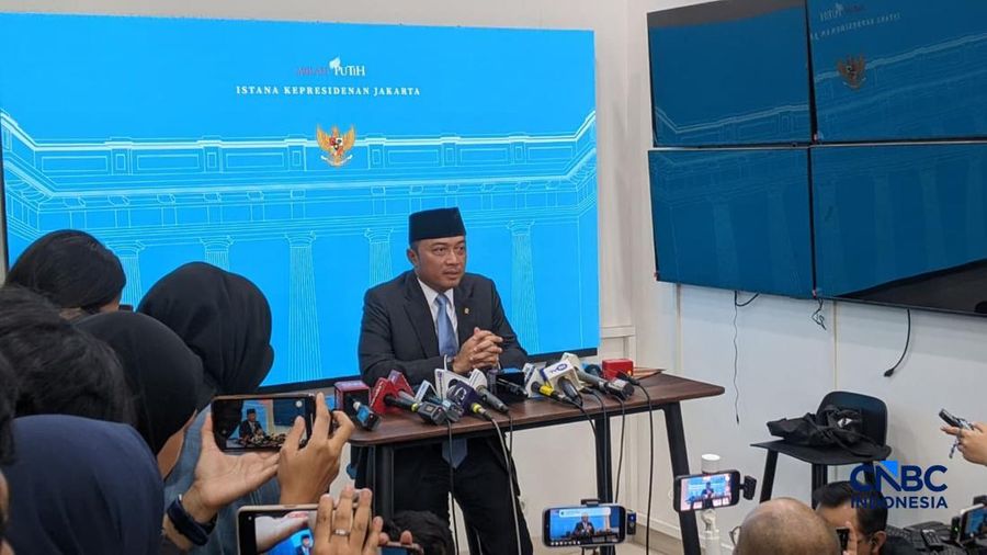 Menteri Sekretaris Negara Prasetyo Hadi memberikan penjelasan perihal pengunduran diri Nanik Sudaryati Deyang dari jabatan kepala Badan Gizi Nasional (BGN). Penjelasan itu disampaikan Prasetyo dalam konferensi pers di kompleks Istana Kepresidenan Jak