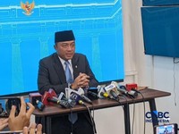Menteri Sekretais Negara, Prasetyo Hadi menyampaika keterangan pers terkait pengunduran diri Kepala BGN Naniek S Deyang di Jakarta, Rabu (22/7/2026). (CNBC Indonesia/Emir Yanwardhana)