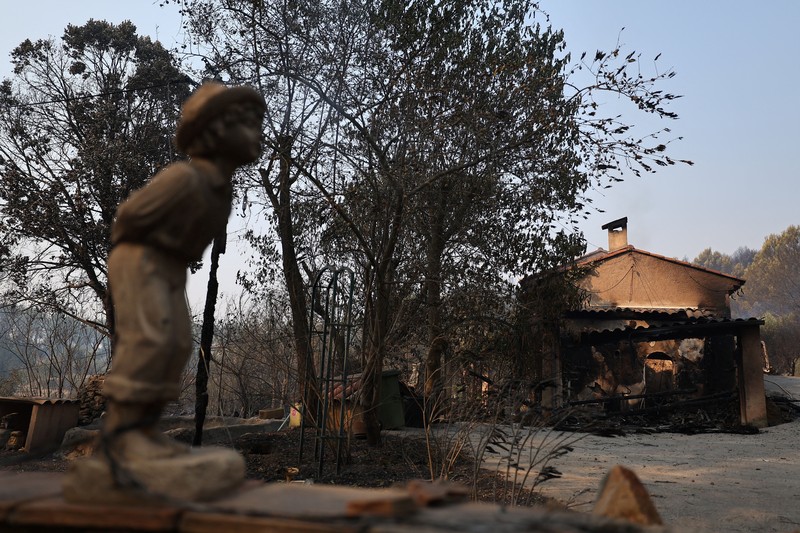 Pemandangan sebuah rumah dan sebuah van yang terbakar di daerah yang terkena dampak kebakaran hutan di Cotignac, departemen Var, saat kondisi kekeringan memburuk setelah gelombang panas dan kekurangan air di sebagian besar wilayah Prancis, 22 Juli 2026. (REUTERS/Manon Cruz)