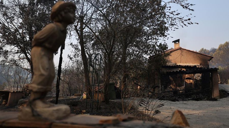 Pemandangan rumah yang terbakar di daerah yang terkena dampak kebakaran hutan di Cotignac, departemen Var, saat kondisi kekeringan memburuk setelah gelombang panas dan kekurangan air di sebagian besar Prancis, 22 Juli 2026.