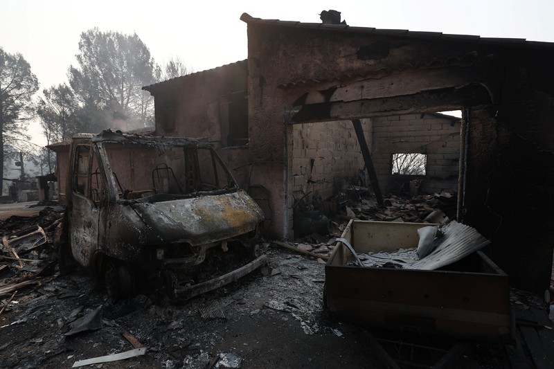 Pemandangan sebuah rumah dan sebuah van yang terbakar di daerah yang terkena dampak kebakaran hutan di Cotignac, departemen Var, saat kondisi kekeringan memburuk setelah gelombang panas dan kekurangan air di sebagian besar wilayah Prancis, 22 Juli 2026. (REUTERS/Manon Cruz)