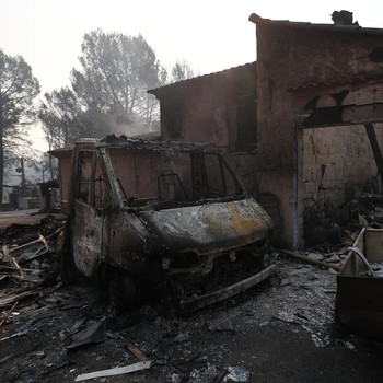 Pemandangan sebuah rumah dan sebuah van yang terbakar di daerah yang terkena dampak kebakaran hutan di Cotignac, departemen Var, saat kondisi kekeringan memburuk setelah gelombang panas dan kekurangan air di sebagian besar wilayah Prancis, 22 Juli 20