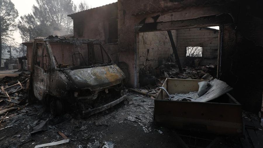 Pemandangan sebuah rumah dan sebuah van yang terbakar di daerah yang terkena dampak kebakaran hutan di Cotignac, departemen Var, saat kondisi kekeringan memburuk setelah gelombang panas dan kekurangan air di sebagian besar wilayah Prancis, 22 Juli 20