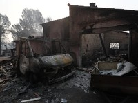 Pemandangan sebuah rumah dan sebuah van yang terbakar di daerah yang terkena dampak kebakaran hutan di Cotignac, departemen Var, saat kondisi kekeringan memburuk setelah gelombang panas dan kekurangan air di sebagian besar wilayah Prancis, 22 Juli 20