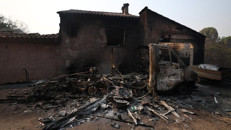 Pemandangan sebuah rumah dan sebuah van yang terbakar di daerah yang terkena dampak kebakaran hutan di Cotignac, departemen Var, saat kondisi kekeringan memburuk setelah gelombang panas dan kekurangan air di sebagian besar wilayah Prancis, 22 Juli 2026.