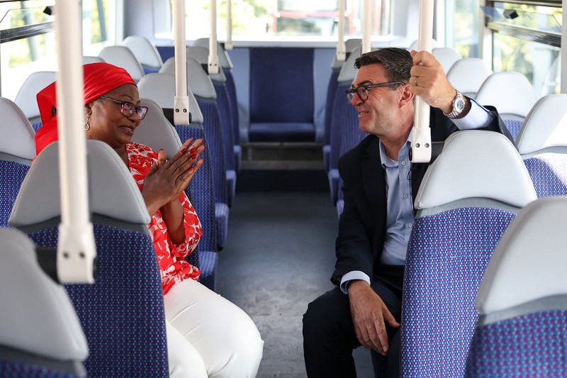 Perdana Menteri Inggris Andy Burnham bereaksi di depan bus FirstGroup di terminal bus selama wawancara di Bath, Inggris, 22 Juli 2026. (REUTERS/Toby Melville/Pool)