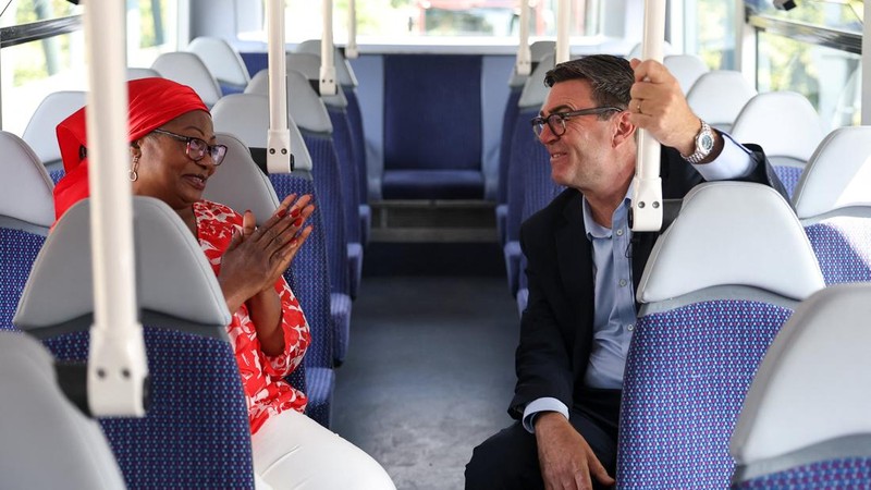 Perdana Menteri Inggris Andy Burnham berbicara dengan Bemi Orojuogun selama perjalanan bus sebagai bagian dari kunjungannya, di pusat kota Bath, Inggris, 22 Juli 2026.