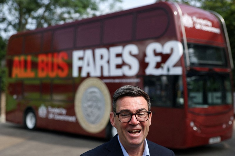 Perdana Menteri Inggris Andy Burnham bereaksi di depan bus FirstGroup di terminal bus selama wawancara di Bath, Inggris, 22 Juli 2026. (REUTERS/Toby Melville/Pool)