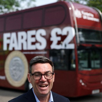Perdana Menteri Inggris Andy Burnham bereaksi di depan bus FirstGroup di terminal bus selama wawancara di Bath, Inggris, 22 Juli 2026. (REUTERS/Toby Melville/Pool)