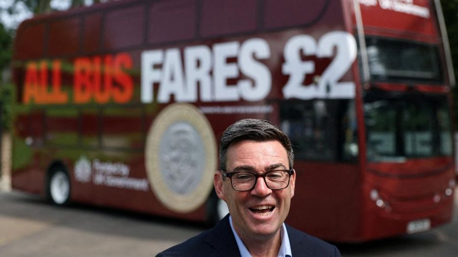 Perdana Menteri Inggris Andy Burnham bereaksi di depan bus FirstGroup di terminal bus selama wawancara di Bath, Inggris, 22 Juli 2026. (REUTERS/Toby Melville/Pool)