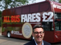 Perdana Menteri Inggris Andy Burnham bereaksi di depan bus FirstGroup di terminal bus selama wawancara di Bath, Inggris, 22 Juli 2026. (REUTERS/Toby Melville/Pool)