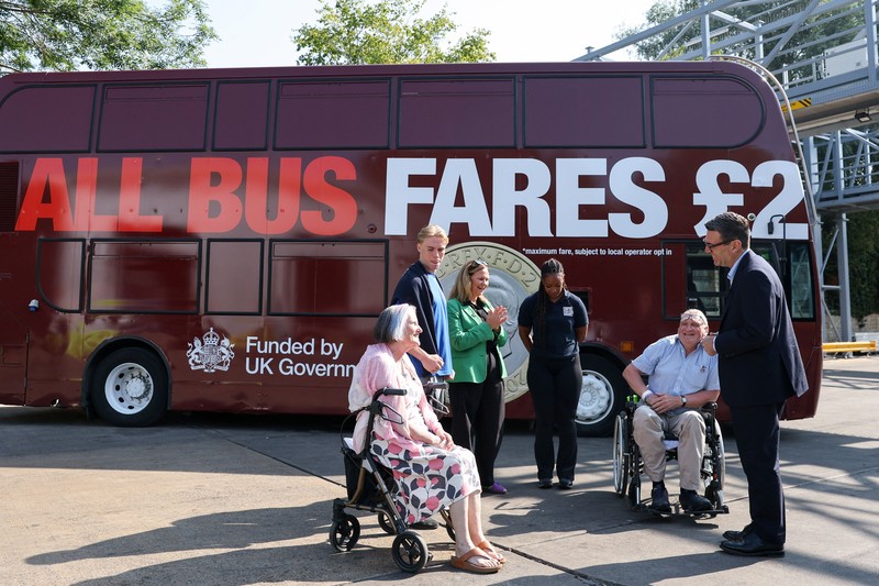 Perdana Menteri Inggris Andy Burnham bereaksi di depan bus FirstGroup di terminal bus selama wawancara di Bath, Inggris, 22 Juli 2026. (REUTERS/Toby Melville/Pool)
