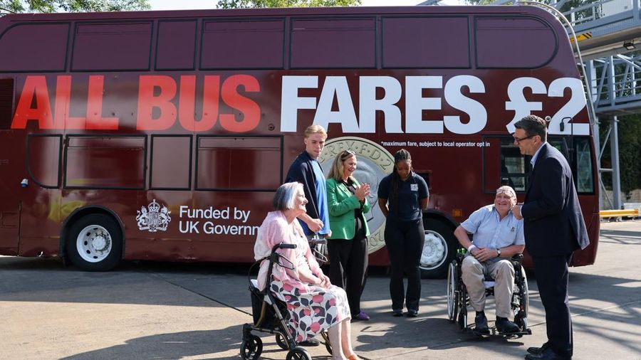 Perdana Menteri Inggris Andy Burnham dan Walikota wilayah Inggris Barat Helen Godwin berbicara dengan pengguna bus lokal di stasiun bus selama kunjungan ke Bath, Inggris, 22 Juli 2026.