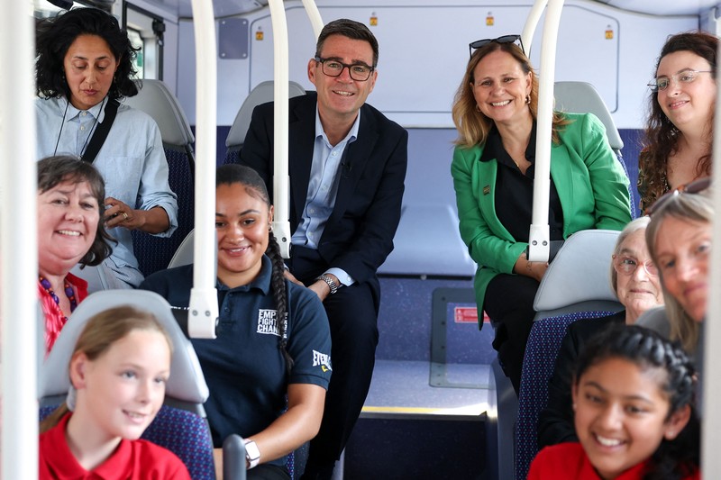 Perdana Menteri Inggris Andy Burnham bereaksi di depan bus FirstGroup di terminal bus selama wawancara di Bath, Inggris, 22 Juli 2026. (REUTERS/Toby Melville/Pool)
