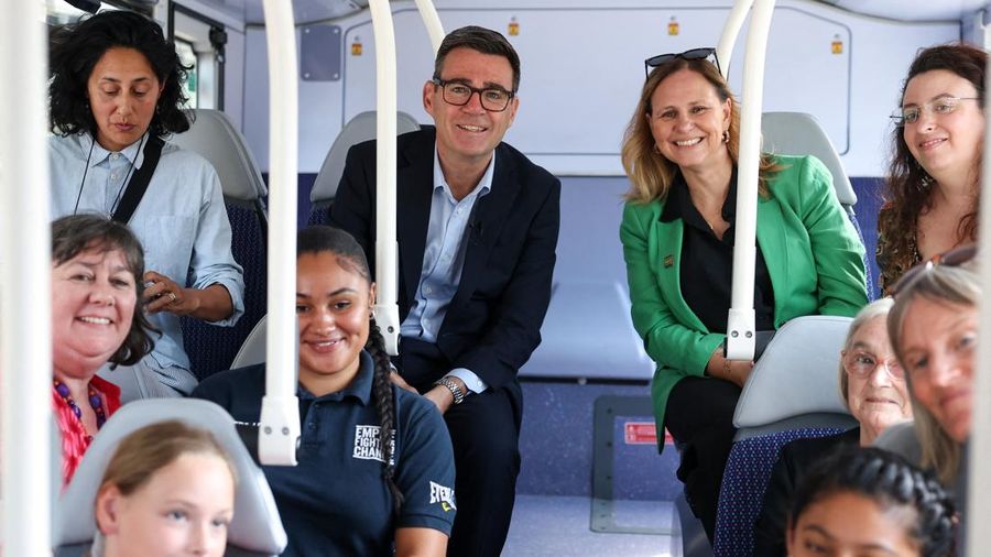 Perdana Menteri Inggris Andy Burnham dan Walikota wilayah Inggris Barat Helen Godwin berpose bersama warga setempat saat menaiki bus selama kunjungan Burnham ke Bath, Inggris, 22 Juli 2026.