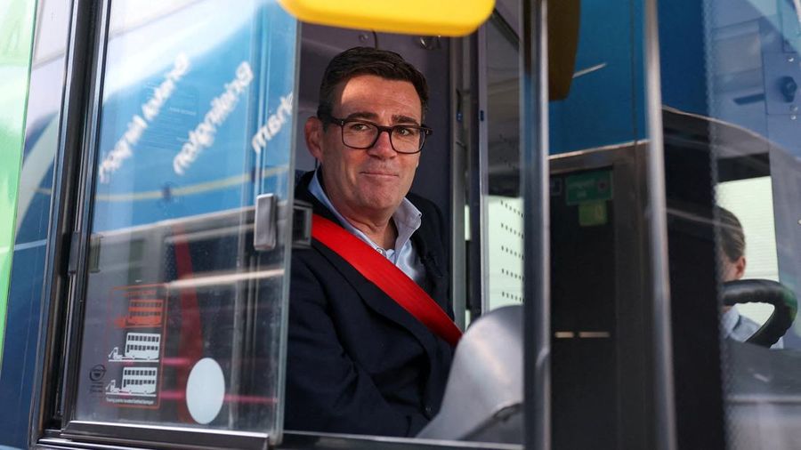 Perdana Menteri Inggris Andy Burnham diperlihatkan area pengemudi di dalam bus FirstGroup di terminal bus selama kunjungannya ke Bath, Inggris, 22 Juli 2026.