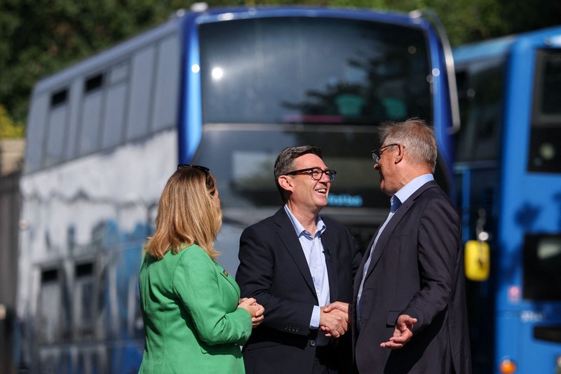 Perdana Menteri Inggris Andy Burnham bereaksi di depan bus FirstGroup di terminal bus selama wawancara di Bath, Inggris, 22 Juli 2026. (REUTERS/Toby Melville/Pool)