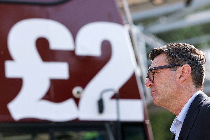 Perdana Menteri Inggris Andy Burnham bereaksi di depan bus FirstGroup di terminal bus selama wawancara di Bath, Inggris, 22 Juli 2026. (REUTERS/Toby Melville/Pool)