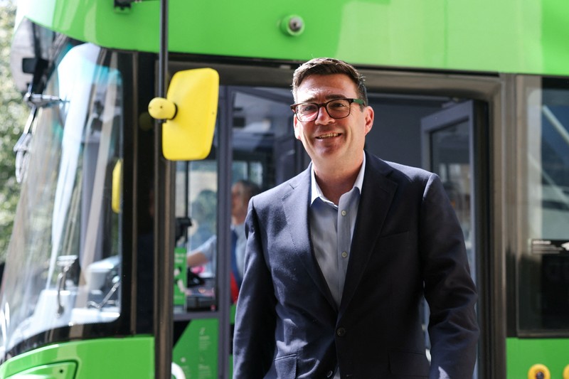 Perdana Menteri Inggris Andy Burnham bereaksi di depan bus FirstGroup di terminal bus selama wawancara di Bath, Inggris, 22 Juli 2026. (REUTERS/Toby Melville/Pool)