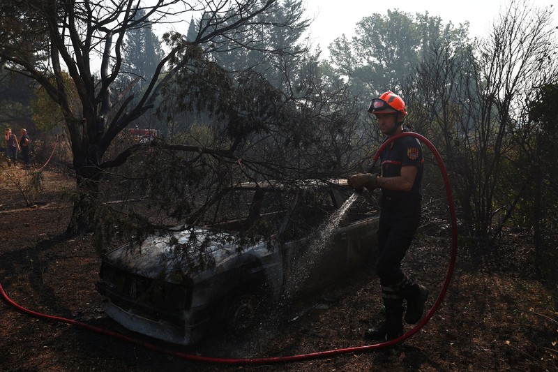 Pemandangan sebuah rumah dan sebuah van yang terbakar di daerah yang terkena dampak kebakaran hutan di Cotignac, departemen Var, saat kondisi kekeringan memburuk setelah gelombang panas dan kekurangan air di sebagian besar wilayah Prancis, 22 Juli 2026. (REUTERS/Manon Cruz)
