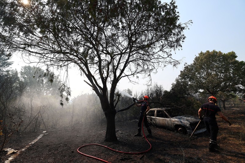 Pemandangan sebuah rumah dan sebuah van yang terbakar di daerah yang terkena dampak kebakaran hutan di Cotignac, departemen Var, saat kondisi kekeringan memburuk setelah gelombang panas dan kekurangan air di sebagian besar wilayah Prancis, 22 Juli 2026. (REUTERS/Manon Cruz)