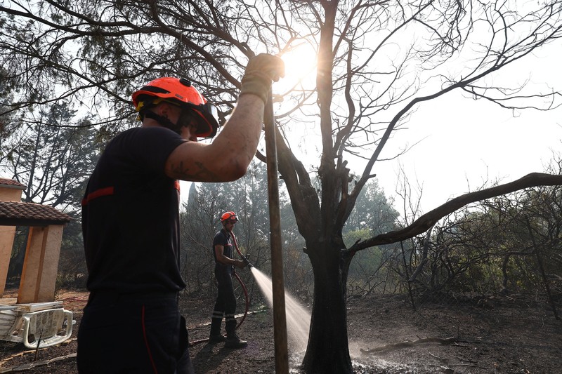 Pemandangan sebuah rumah dan sebuah van yang terbakar di daerah yang terkena dampak kebakaran hutan di Cotignac, departemen Var, saat kondisi kekeringan memburuk setelah gelombang panas dan kekurangan air di sebagian besar wilayah Prancis, 22 Juli 2026. (REUTERS/Manon Cruz)