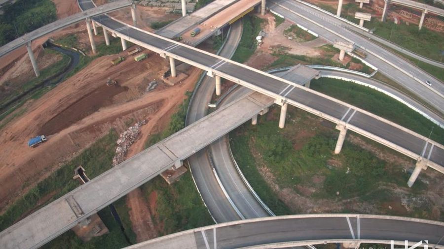 PT Hutama Karya Infrastruktur (HKI) yang tergabung dalam Kerja Sama Operasi (KSO) WIKA-PP-KMK-HKI terus mempercepat pengerjaan Proyek Tol Jakarta-Cikampek II Selatan Paket 2A. (Dok. HKI)