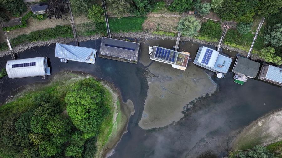 Sebuah pemandangan dari drone menunjukkan rumah-rumah perahu di sungai Het Meertje, karena permukaan sungai lebih rendah dari yang diperkirakan untuk musim ini di Nijmegen, Belanda, 17 Juli 2026. (REUTERS/Bart Biesemans)