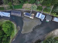 Sebuah pemandangan dari drone menunjukkan rumah-rumah perahu di sungai Het Meertje, karena permukaan sungai lebih rendah dari yang diperkirakan untuk musim ini di Nijmegen, Belanda, 17 Juli 2026. (REUTERS/Bart Biesemans)