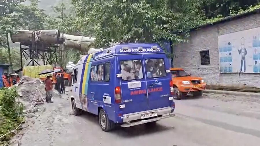 Sedikitnya 12 orang tewas setelah sebuah terowongan runtuh akibat ledakan yang diduga dipicu kebocoran gas di proyek pembangkit listrik tenaga air (PLTA) di negara bagian Sikkim, India timur laut.