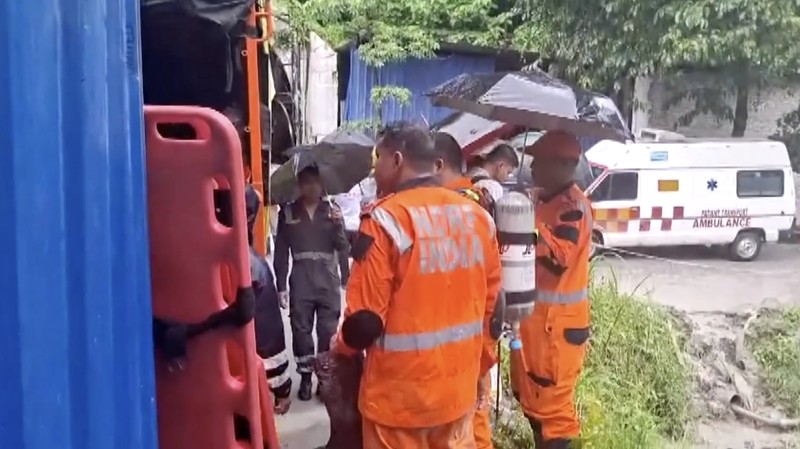 Sedikitnya 12 orang tewas setelah sebuah terowongan runtuh akibat ledakan yang diduga dipicu kebocoran gas di proyek pembangkit listrik tenaga air (PLTA) di negara bagian Sikkim, India timur laut.
