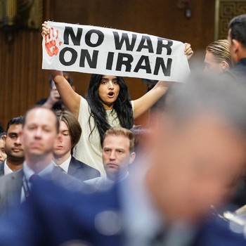 Demonstran Terobos Sidang Anggaran, Bentang Spanduk Tolak Perang Iran