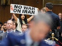 Demonstran Terobos Sidang Anggaran, Bentang Spanduk Tolak Perang Iran