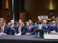Seorang demonstran berdiri dan membentangkan poster menolak perang terhadap Iran saat sidang Komite Alokasi Anggaran Senat mengenai permintaan pendanaan tambahan Presiden AS Donald Trump untuk Departemen Pertahanan, di Washington, D.C., AS, Selasa (2