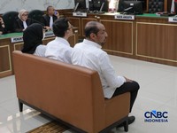 Sidang perdana kasus dugaan penipuan, penggelapan, dan Tindak Pidana Pencucian Uang (TPPU) yang menjerat petinggi PT Dana Syariah Indonesia (DSI) digelar di Pengadilan Negeri Depok, Jawa Barat, Rabu (22/7/2026). (CNBC Indonesia/Muhammad Sabki)